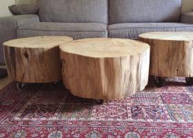 Столы из спилов древесины с корой и корней дерева